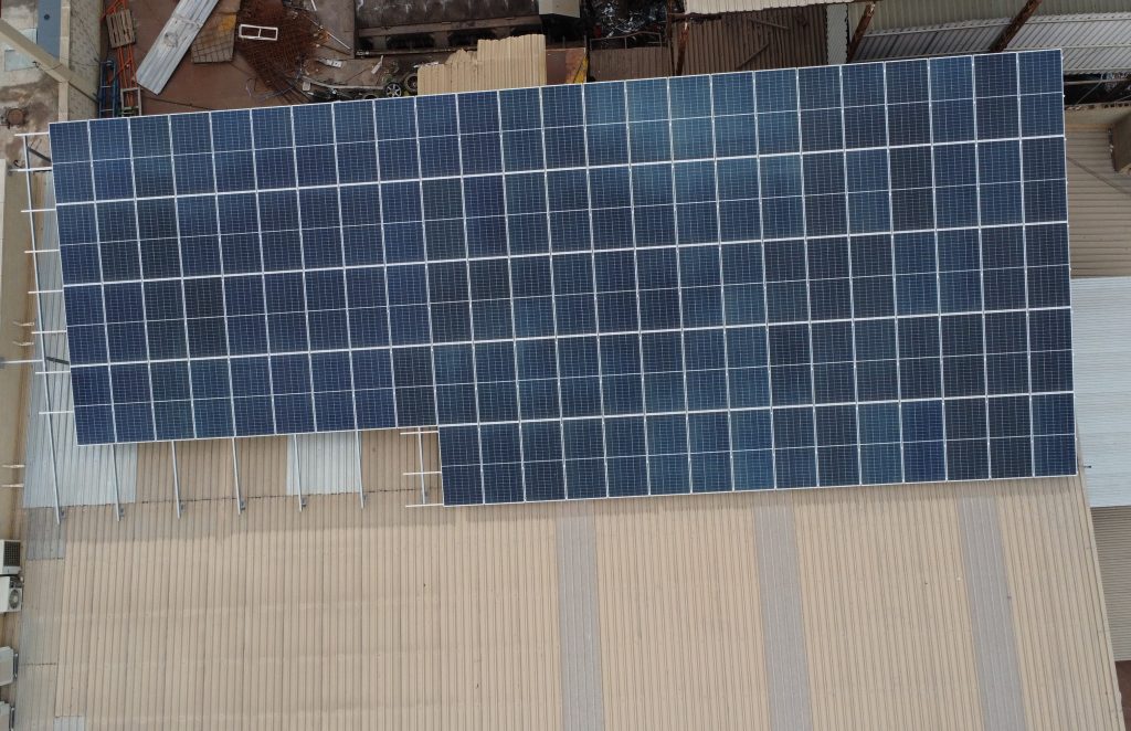 Instalación fotovoltaica de 50kW de potencia sobre tejado de chapa
